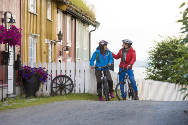 Ett par som er på sykkeltur sammen i den gamle bydelen Moholmen