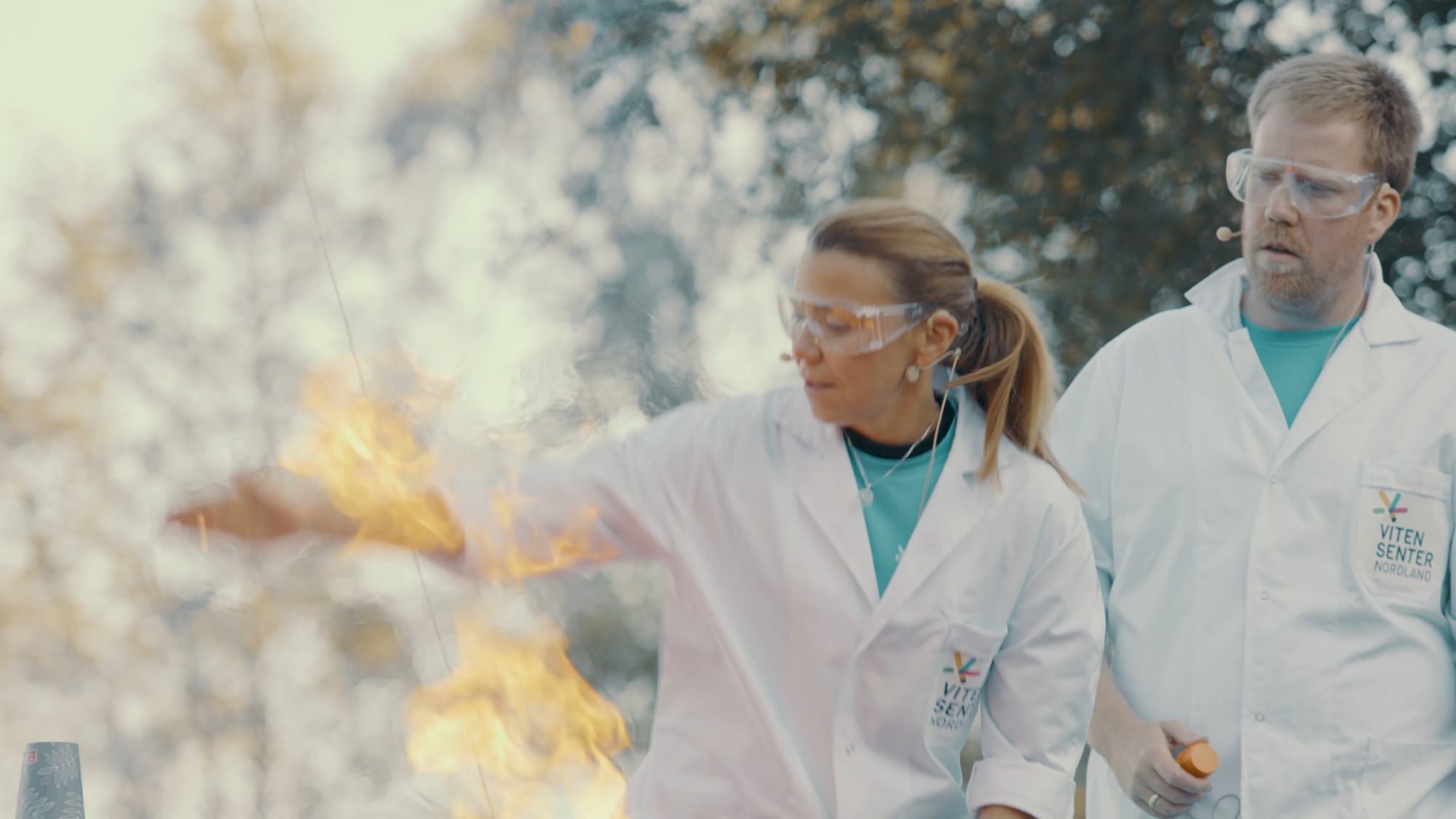Spektakulært vitenshow med fargerike flammer og eksperimenter på scenen