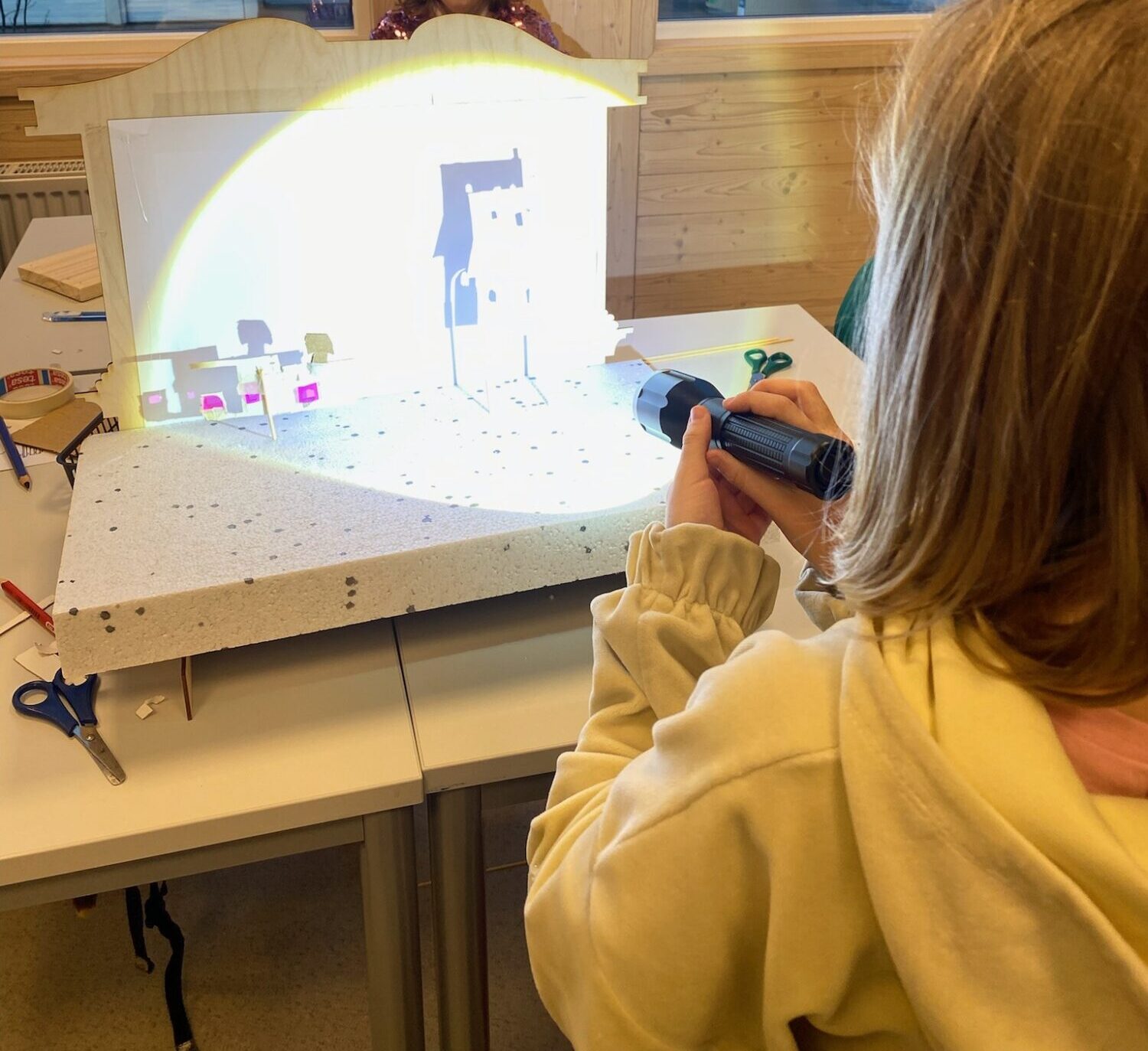 Skoleelever som leker og utforsker optiske fenomener i Skyggebyen