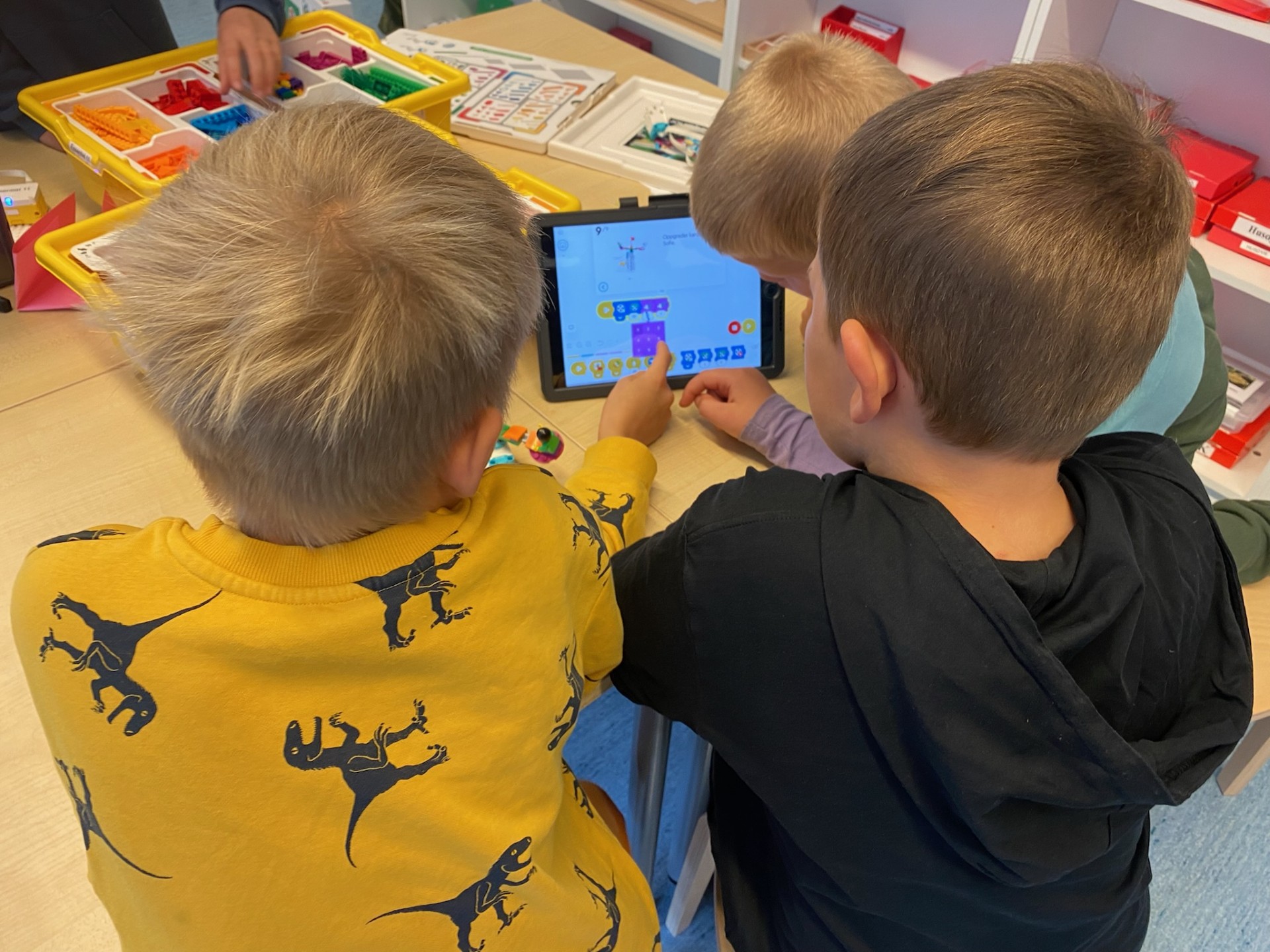 Barn som arbeider med LEGO Education SPIKE Essential