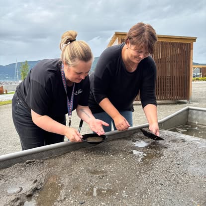 Barn som vasker sand og grus på jakt etter gull