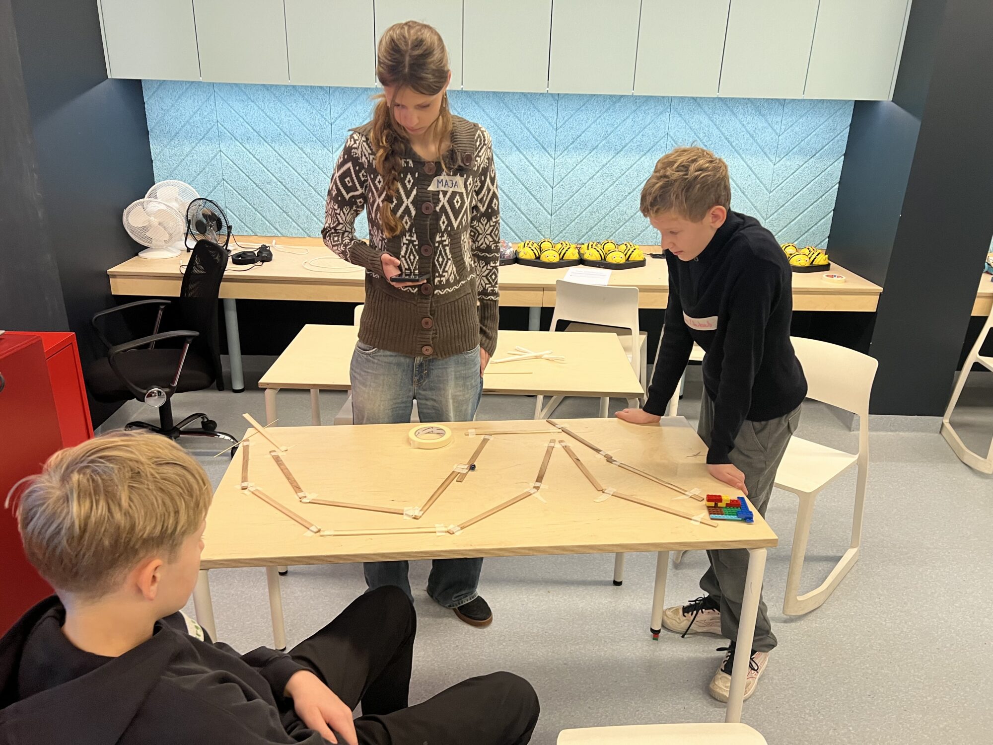 Elever samarbeider under talentsentersamlingen