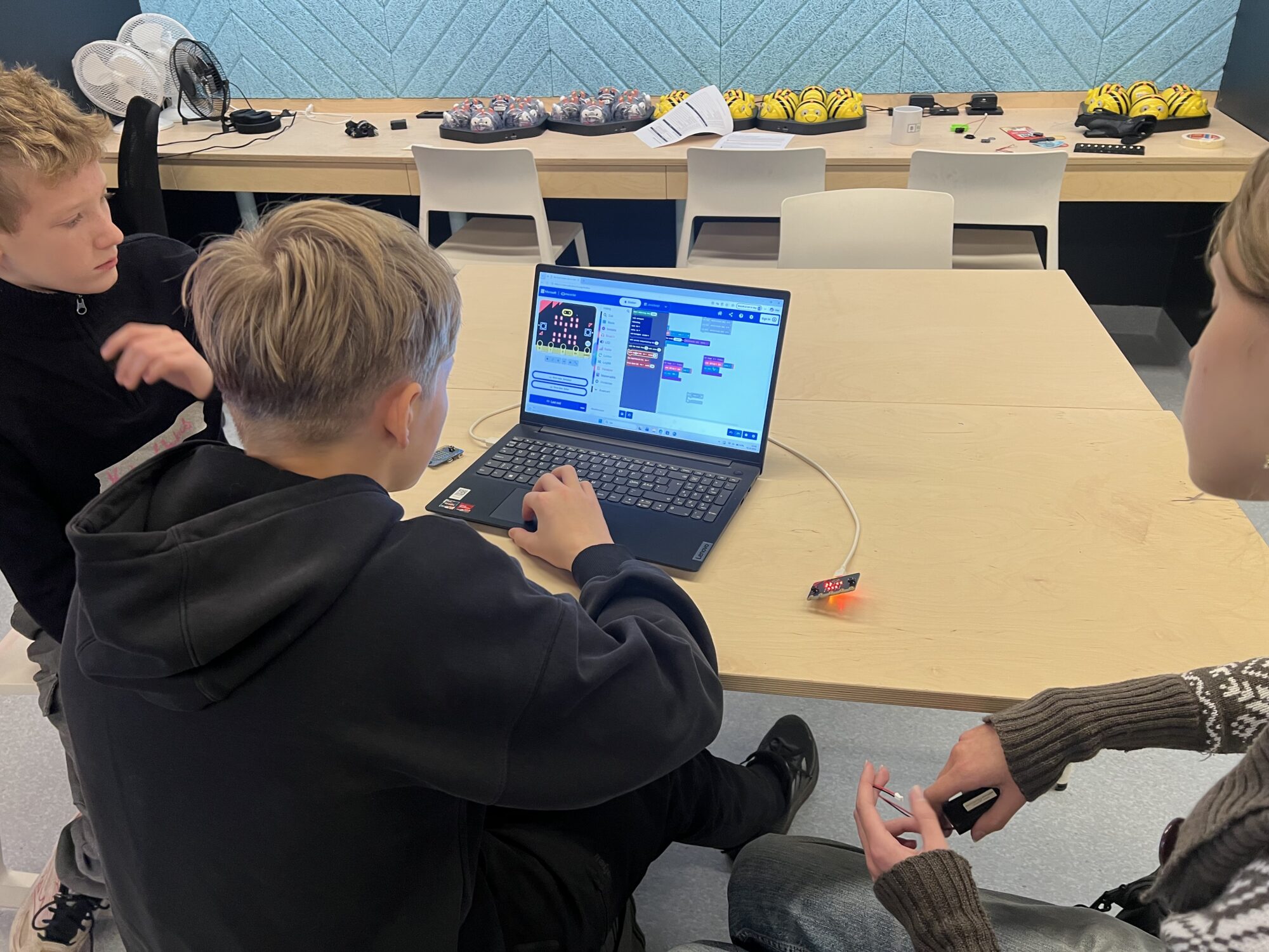 Elever arbeider med programmering og måleutstyr