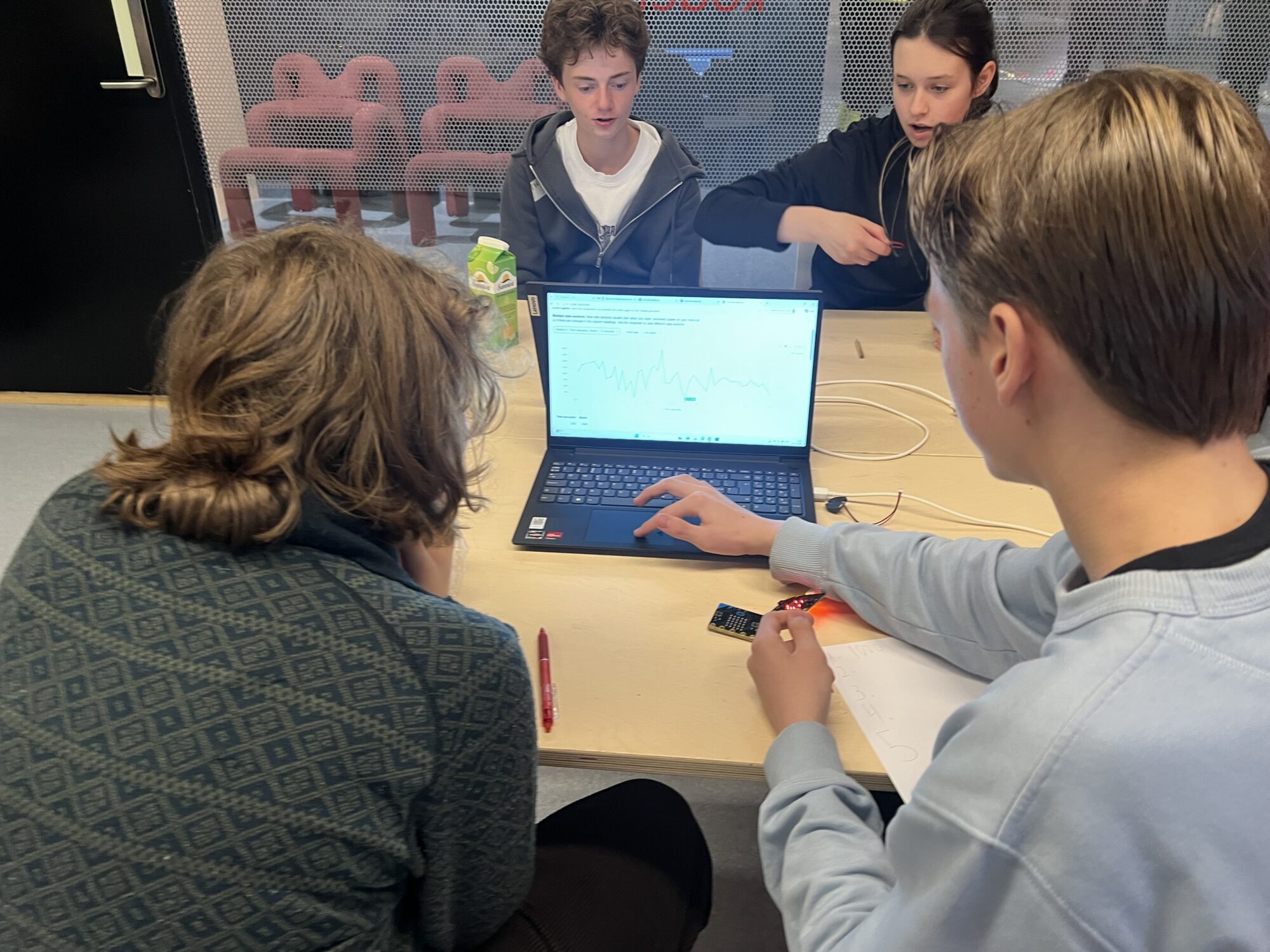 Deltakere under arbeidet med data og frisbeekast