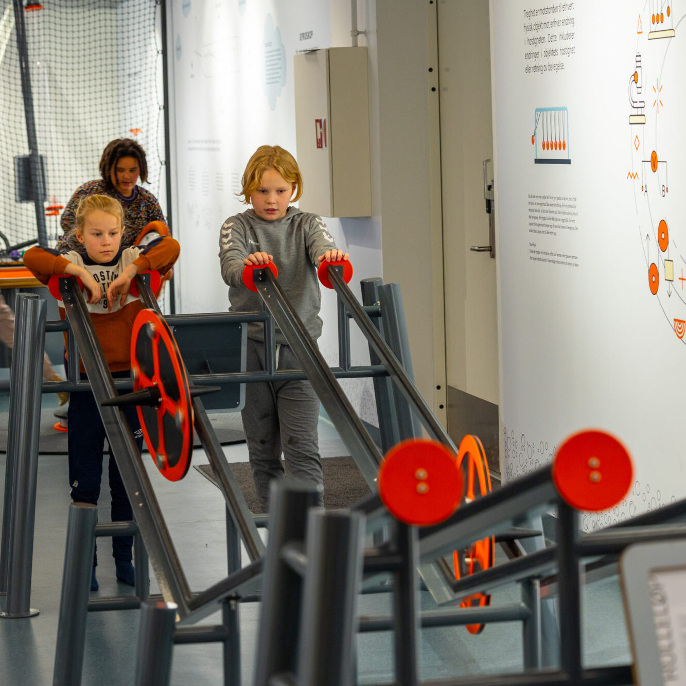 barn som tester rulleløpet i utstillingen til vitensenter nordland